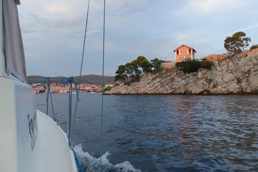 Villa Kuca Za Odmor Eni **** à Šibenik Extérieur photo